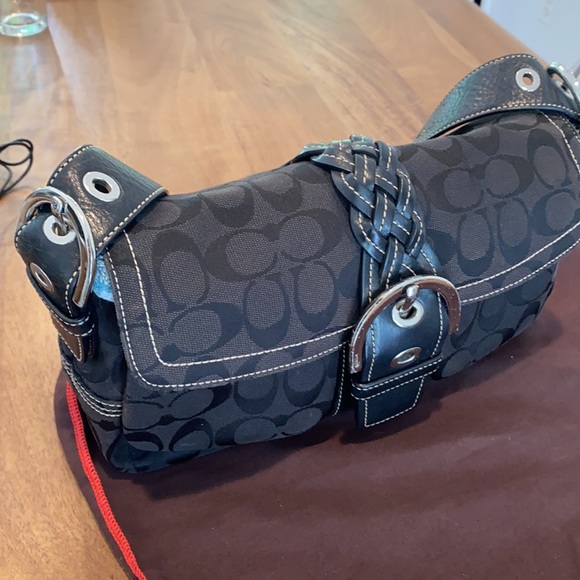 Classic Coach over the shoulder purse - Picture 3 of 7